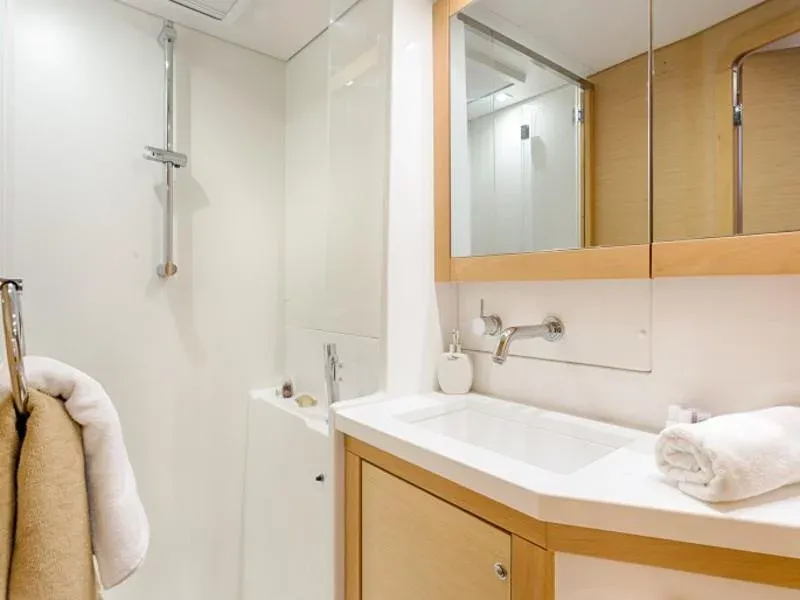 Lagoon 450 WC and shower